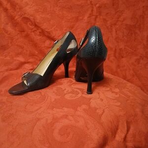 Carlos Santana Black Textured Heels